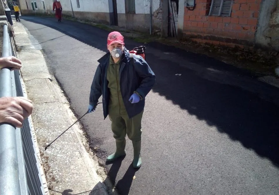 Foto 5 - J&oacute;venes de Aldea del Obispo se vuelcan en la limpieza y desinfecci&oacute;n de su pueblo  