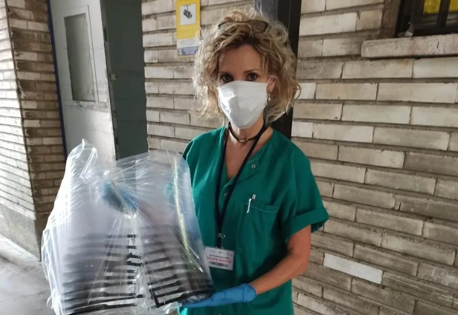 Foto 6 - Los voluntarios que fabrican pantallas protectoras para sanitarios piden gomas y l&aacute;minas de acetato