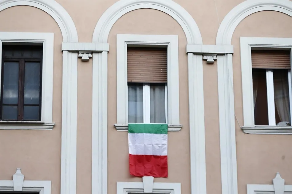 Una bandera de Italia en una ventana. Foto: EP