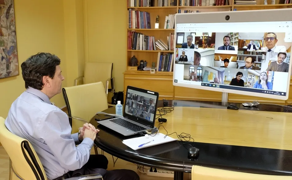 El consejero Carriedo, durante la videoconferencia de coordinación con la ministra de Hacienda por la crisis del coronavirus