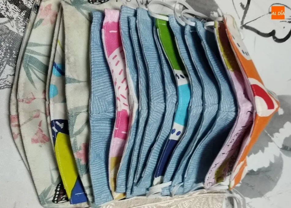 Foto 6 - Un equipo de doce personas ayuda desde sus casas fabricando&nbsp;mascarillas en Villoruela  