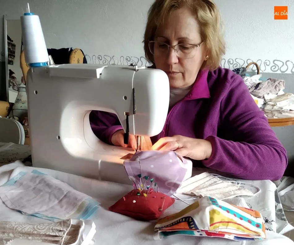 Foto 9 - Un equipo de doce personas ayuda desde sus casas fabricando&nbsp;mascarillas en Villoruela  