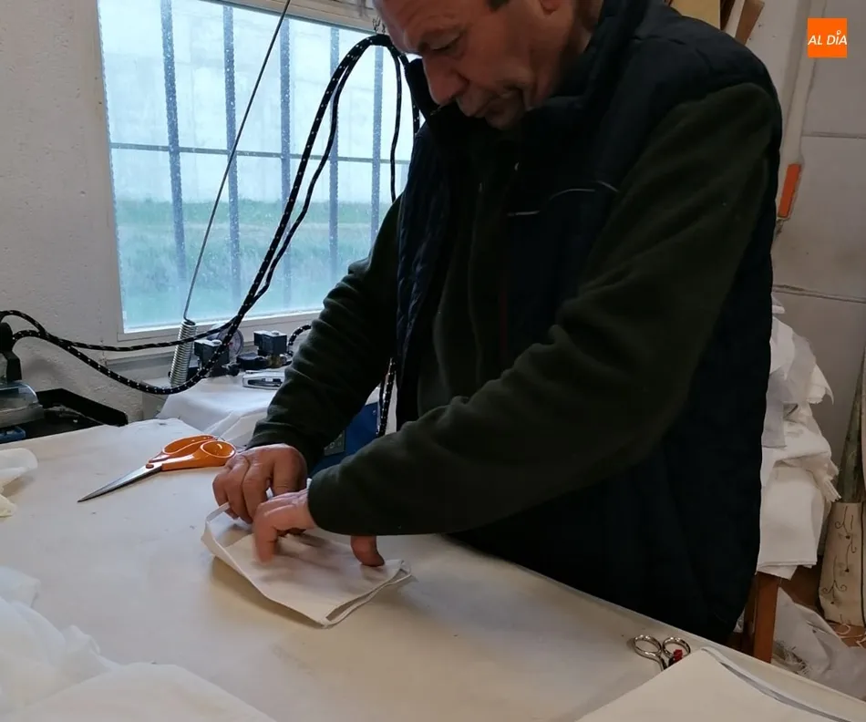 Foto 2 - Un equipo de doce personas ayuda desde sus casas fabricando&nbsp;mascarillas en Villoruela  