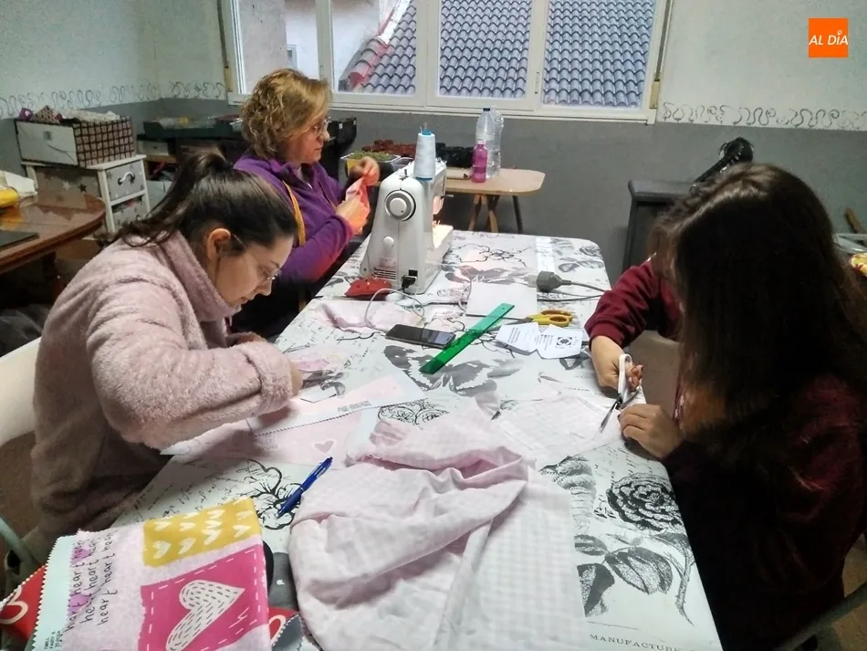 Fabricación de mascarillas en Villoruela. José Luis Manjón