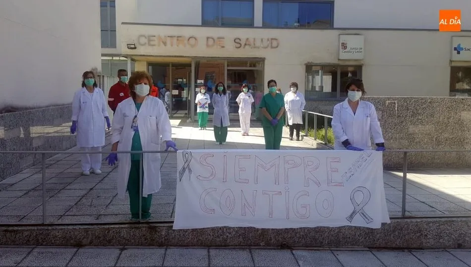 Momento del homenaje a Isabel por el personal sanitario de Vitigudino