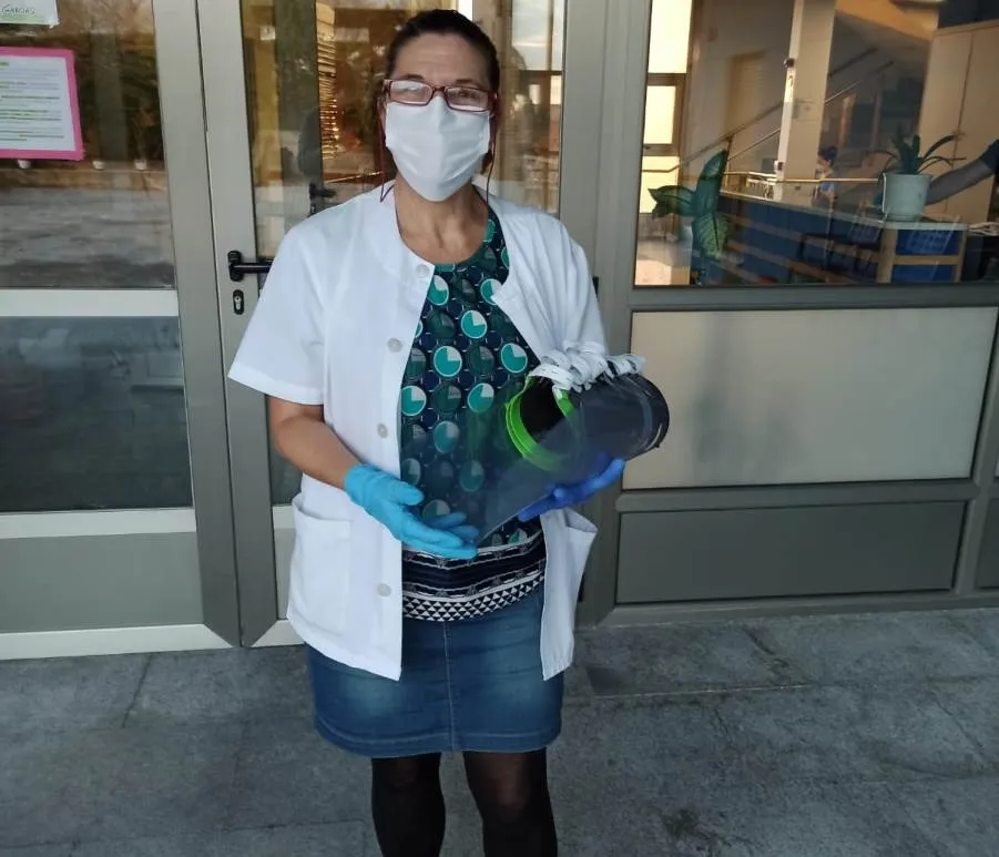 Foto 4 - Las m&aacute;scaras protectoras fabricadas por voluntarios llegan hospitales, centros de salud y...