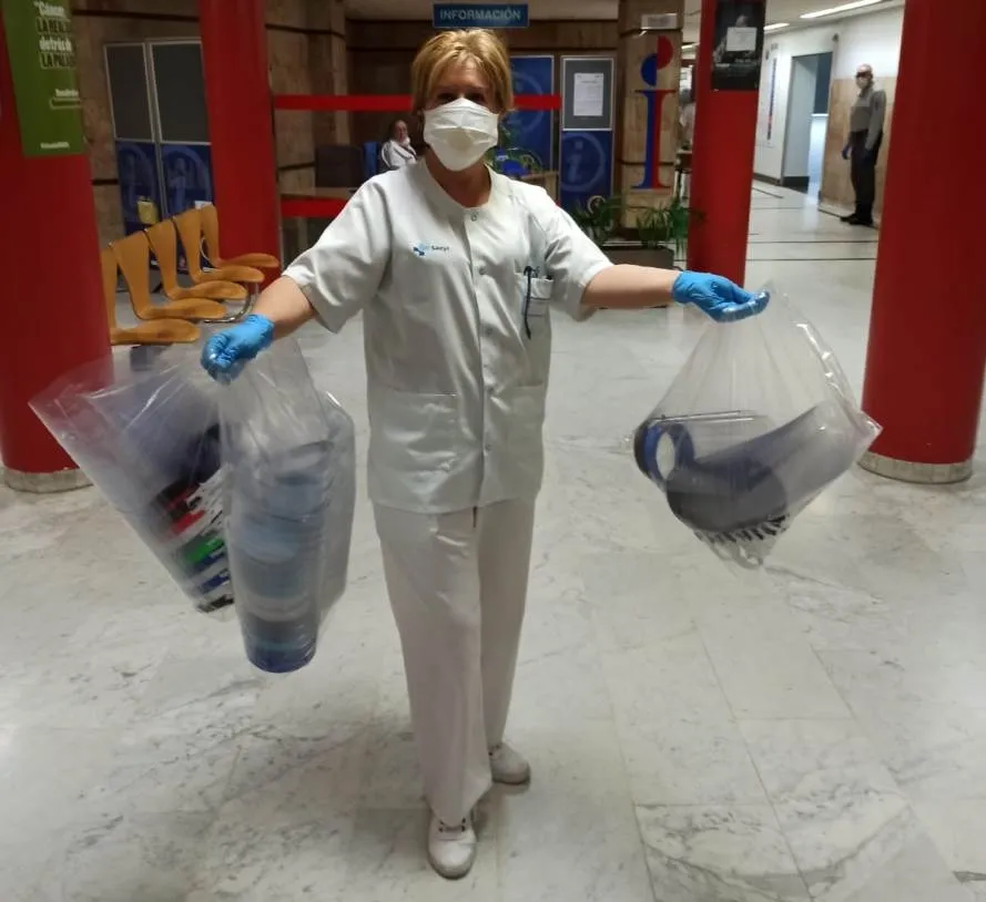 Foto 2 - Las m&aacute;scaras protectoras fabricadas por voluntarios llegan hospitales, centros de salud y...