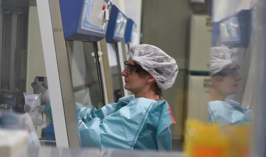 Una científica trabajando en el desarrollo de una vacuna contra el coronavirus en el Instituto Pasteur, en París. Foto de Mehdi Chebil - EP