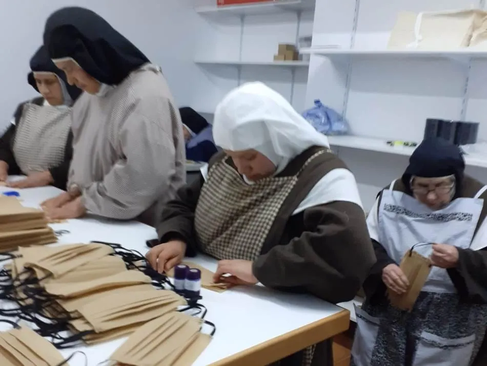 Foto 2 - Las Madres Carmelitas se suman a la confecci&oacute;n de mascarillas  