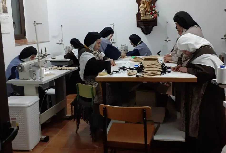 Foto 3 - Las Madres Carmelitas se suman a la confecci&oacute;n de mascarillas  