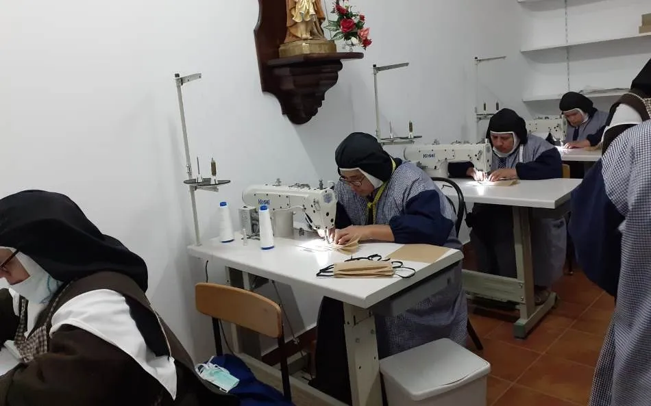 Foto 4 - Las Madres Carmelitas se suman a la confecci&oacute;n de mascarillas  