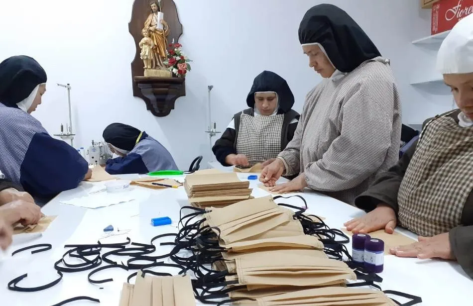 Las Madres Carmelitas se suman a la confección de mascarillas  