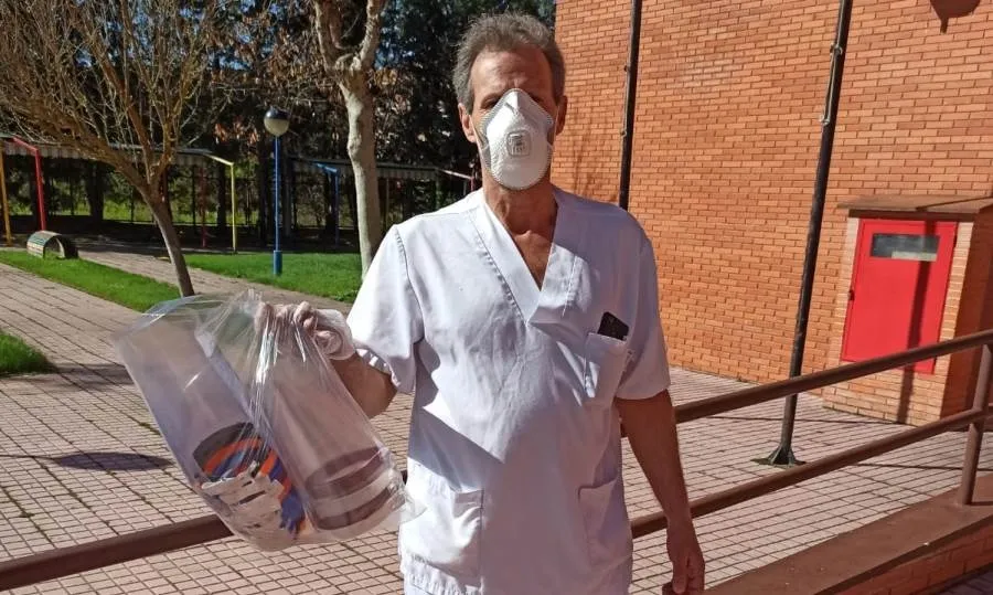 Foto 6 - Las m&aacute;scaras protectoras fabricadas por voluntarios llegan hospitales, centros de salud y...