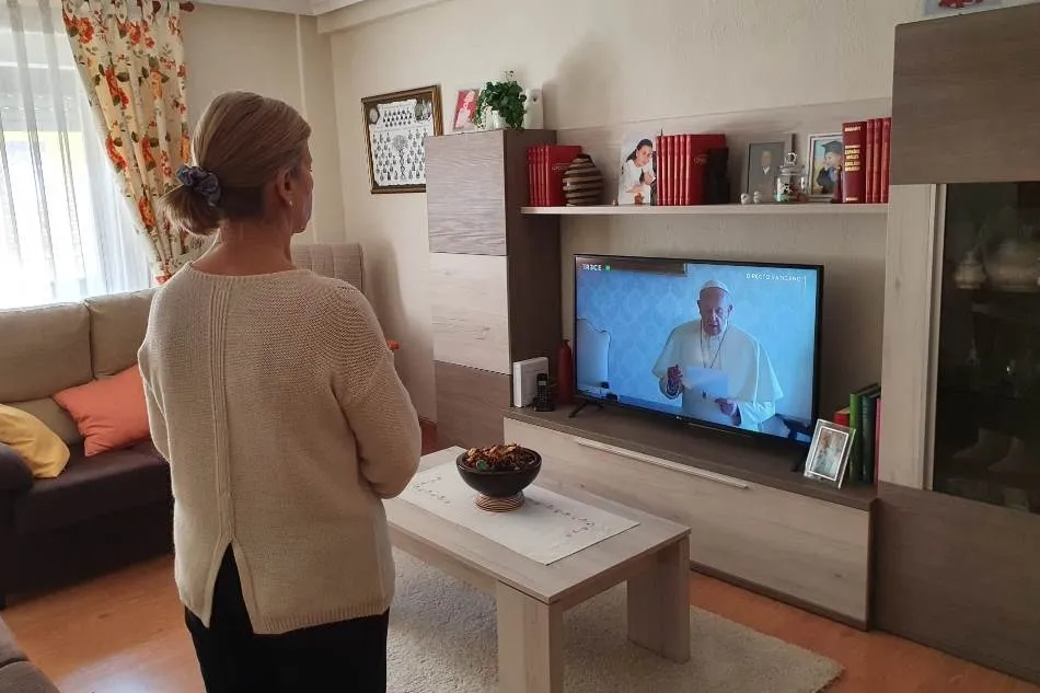 Foto 3 - Los fieles de la Di&oacute;cesis se unen desde sus casas a las oraciones conjuntas televisadas  