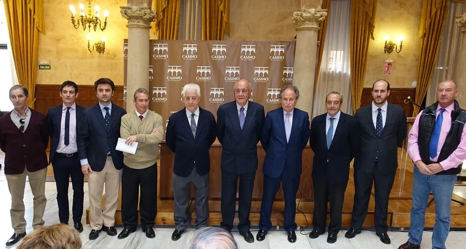 En el Casino de Salamanca con El Viti a la izquierda de Miguel Cid y Marcelino a su derecha, en la presentación de su Asociación