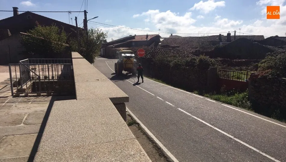 Los ganaderos de Bogajo ponen a disposición de sus vecinos su maquinaria de forma totalmente altruista para desinfectar las calles