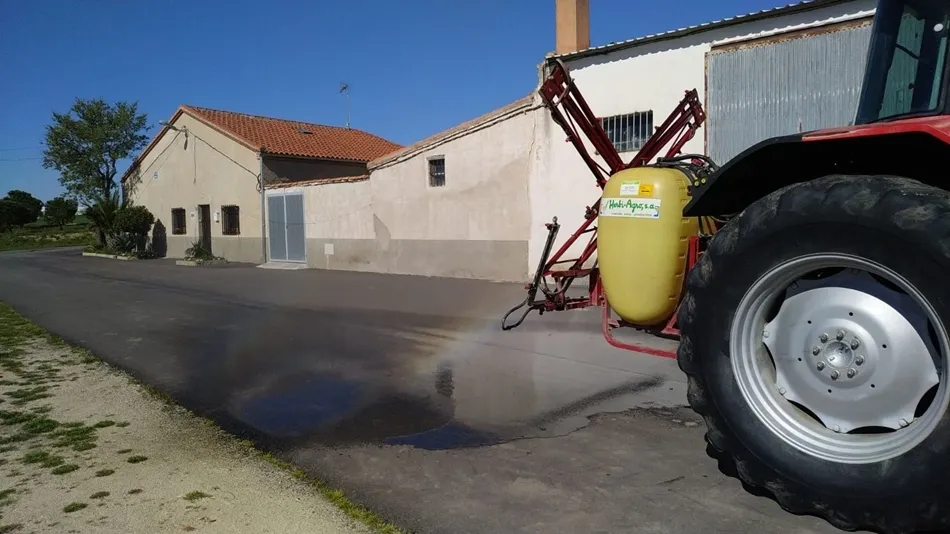 Un tractor desinfecta las calles de El Campo de Peñaranda / Ayuntamiento de El Campo de Peñaranda