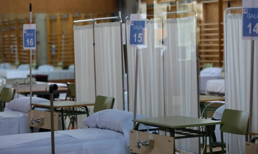 Camas numeradas y separadas con biombos, en un centro habilitado en Madrid. Foto de Jesús Hellín - EP