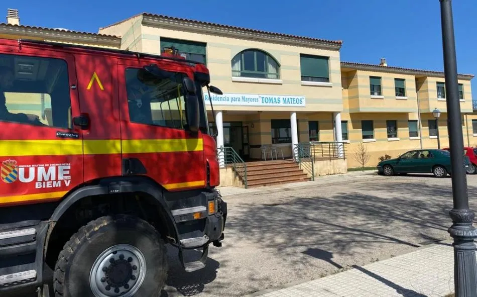 Foto 2 - Efectivos de la UME realizan tareas de desinfecci&oacute;n en La Fuente de San Esteban  