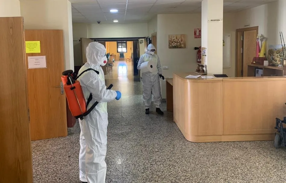 Foto 3 - Efectivos de la UME realizan tareas de desinfecci&oacute;n en La Fuente de San Esteban  