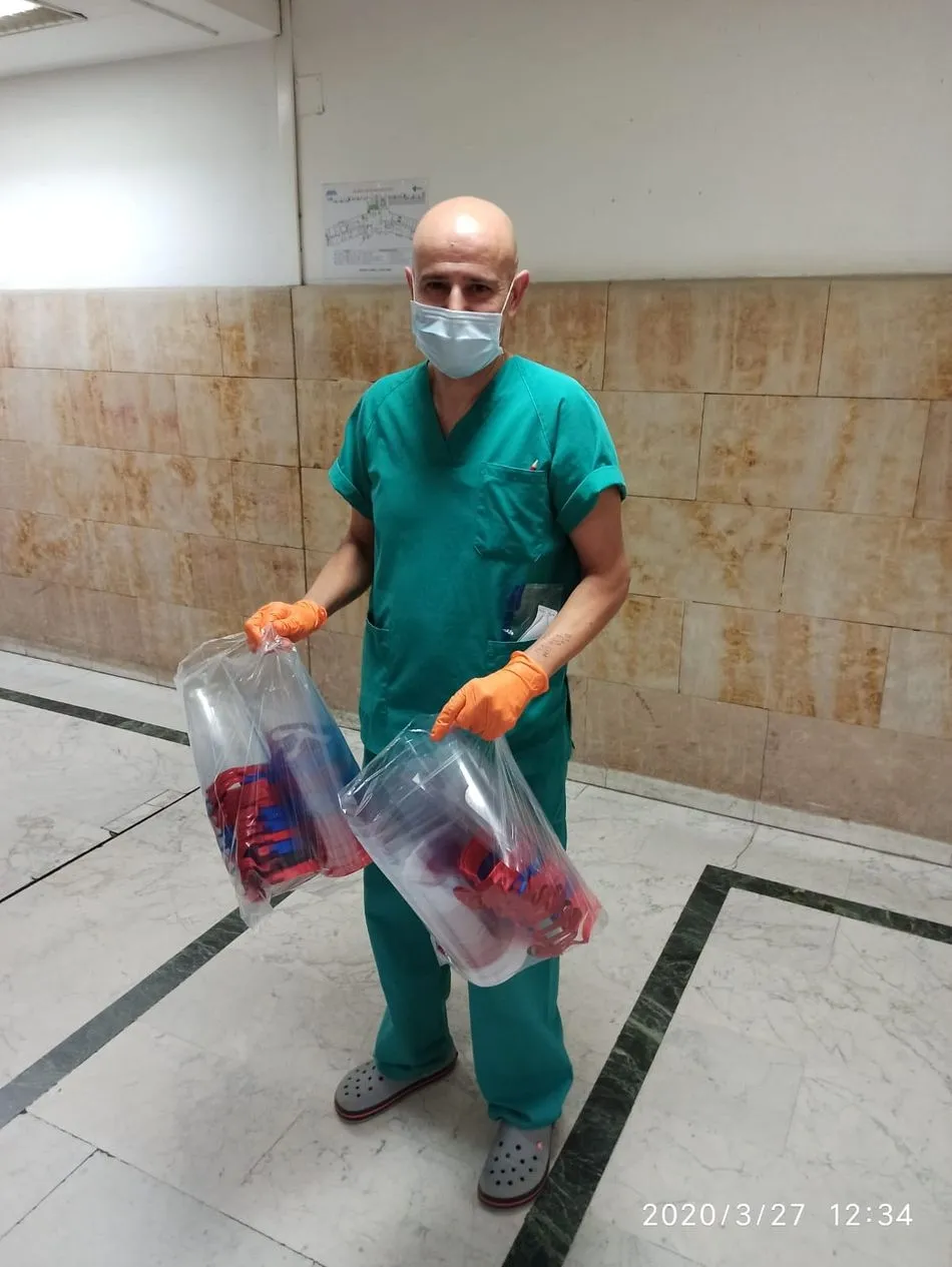 Foto 3 - Los voluntarios salmantinos contin&uacute;an entregando pantallas de protecci&oacute;n a los sanitarios