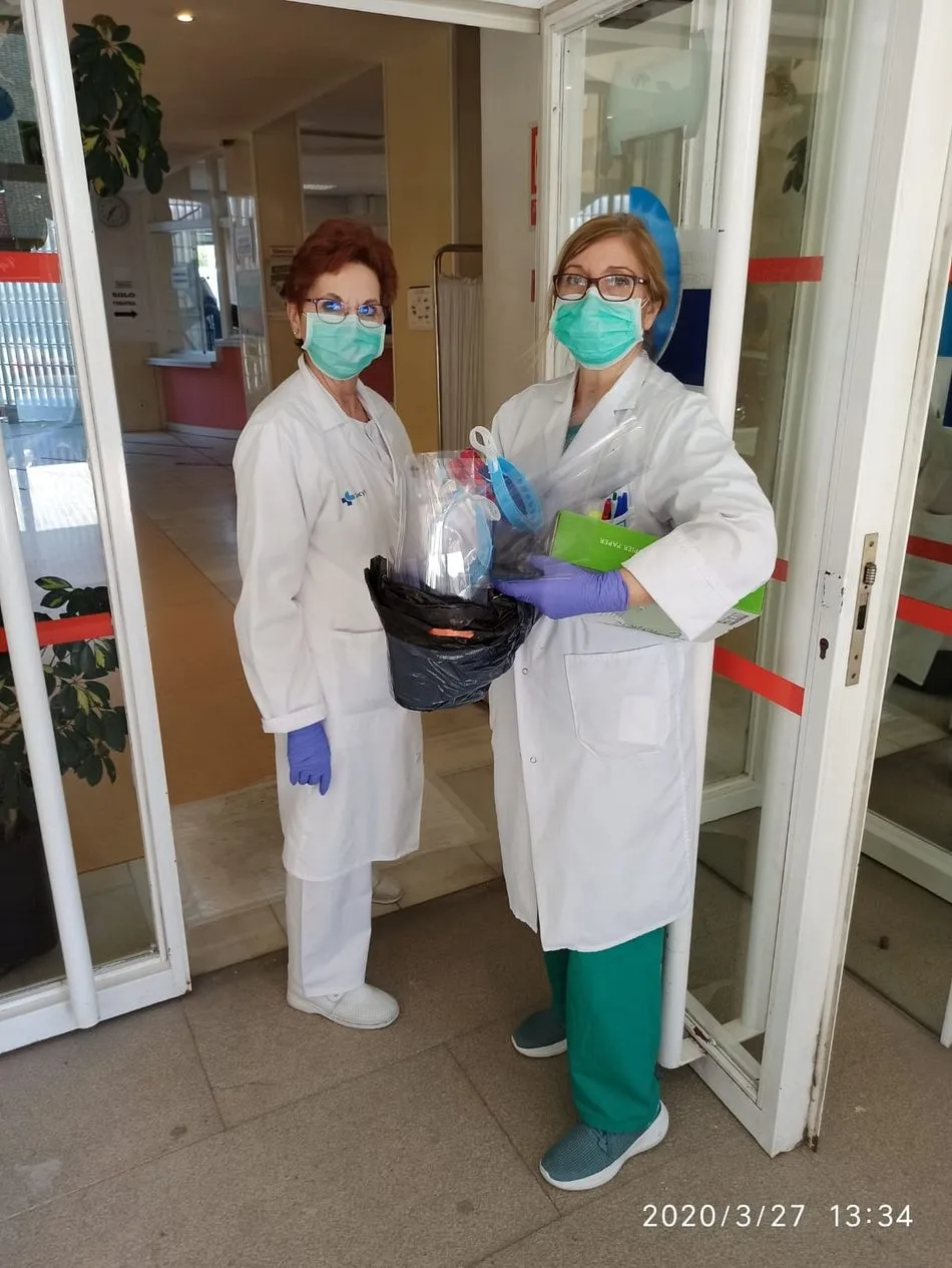 Foto 2 - Los voluntarios salmantinos contin&uacute;an entregando pantallas de protecci&oacute;n a los sanitarios