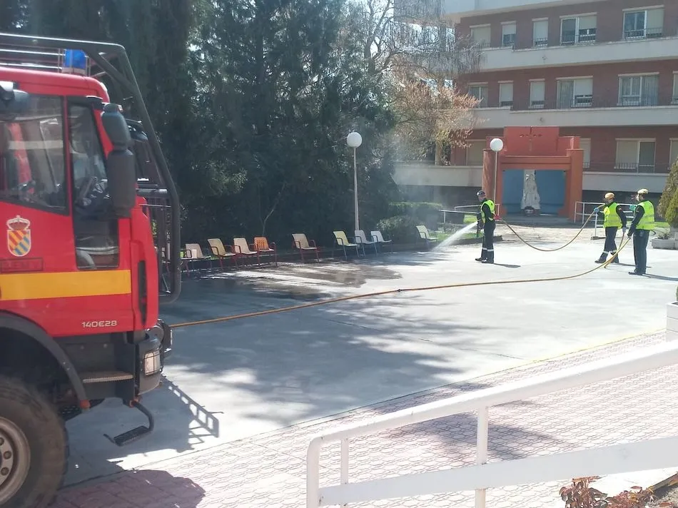 Foto 5 - La Unidad Militar de Emergencias desinfecta la Residencia Hijas de San Camilo