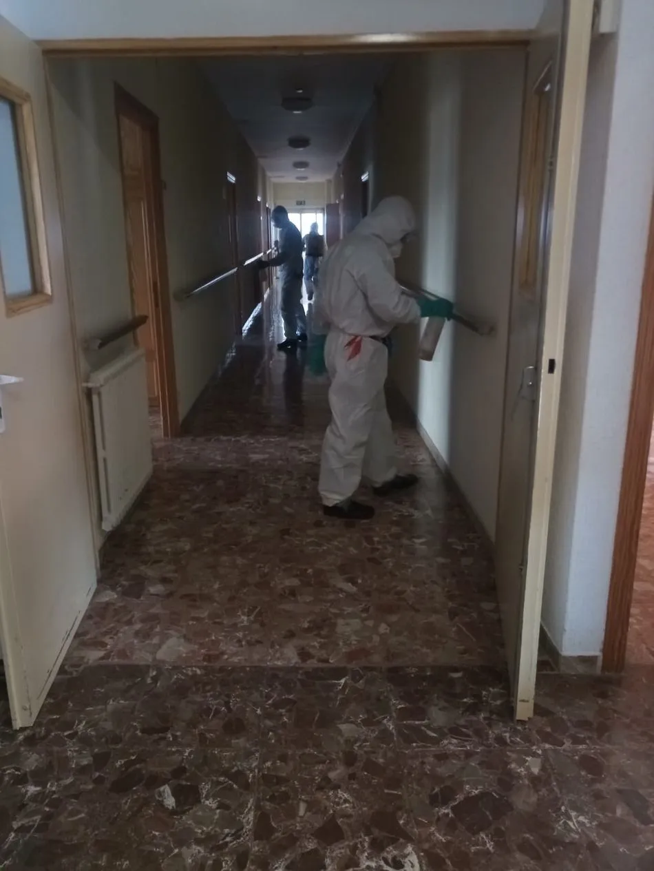 Foto 4 - La Unidad Militar de Emergencias desinfecta la Residencia Hijas de San Camilo