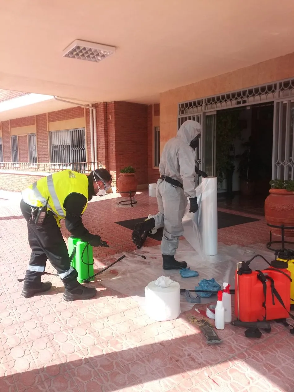 Foto 3 - La Unidad Militar de Emergencias desinfecta la Residencia Hijas de San Camilo