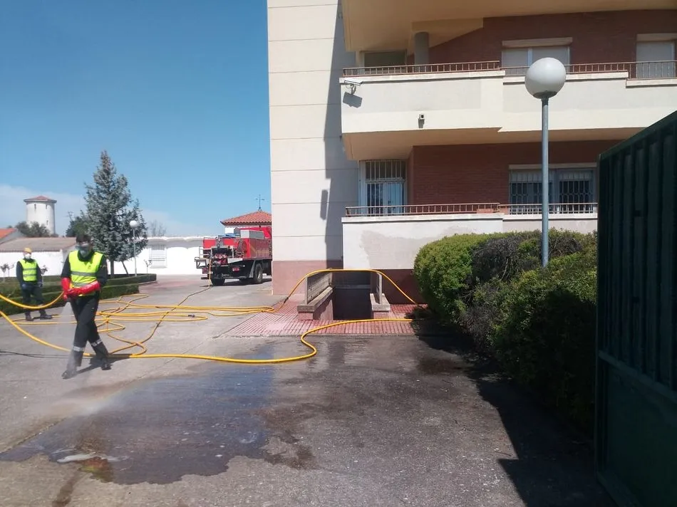 Foto 2 - La Unidad Militar de Emergencias desinfecta la Residencia Hijas de San Camilo