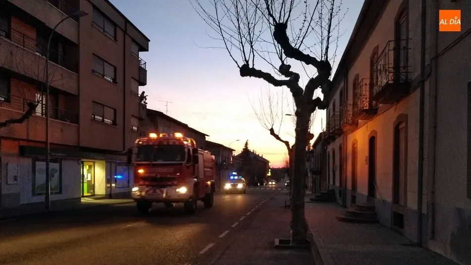 Foto 5 - Bomberos, Sanitarios y Guardia Civil devuelven los aplausos de apoyo de los vecinos de Lumbrales