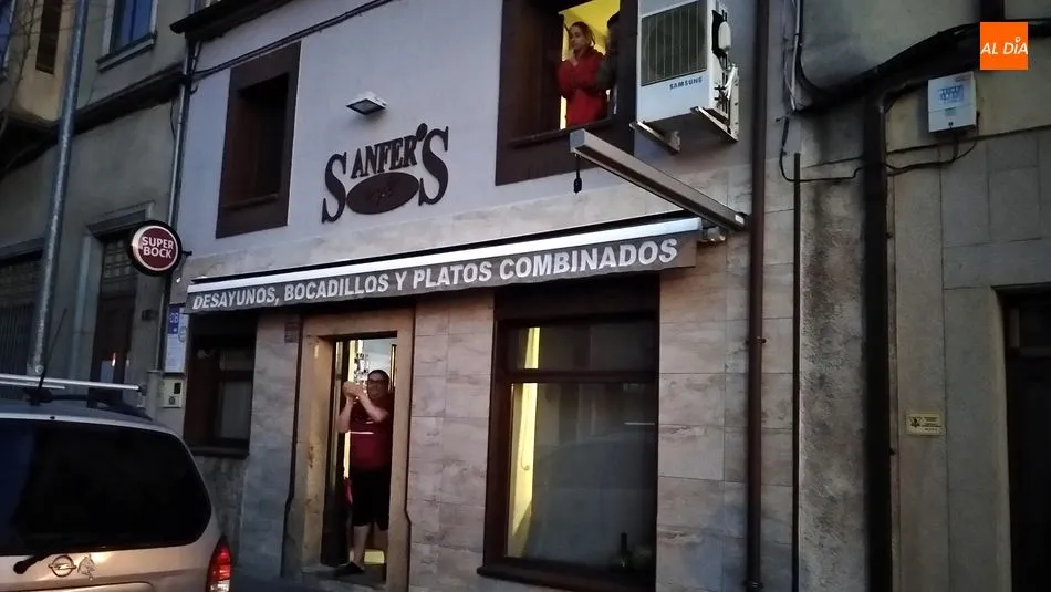 Foto 3 - Bomberos, Sanitarios y Guardia Civil devuelven los aplausos de apoyo de los vecinos de Lumbrales