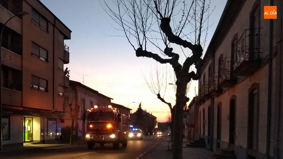 Bomberos, Sanitarios y Guardia Civil devuelven los aplausos de apoyo de los vecinos de Lumbrales
