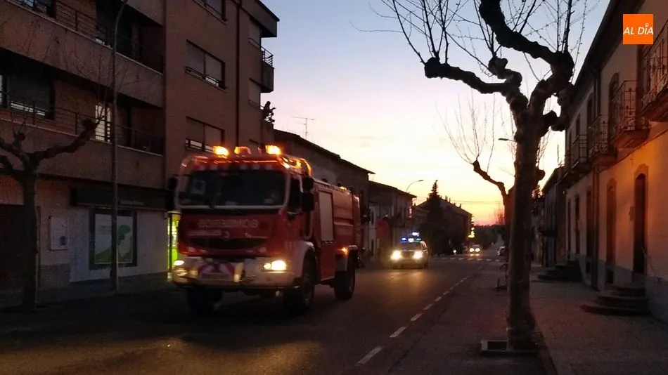 Foto 4 - Bomberos, Sanitarios y Guardia Civil devuelven los aplausos de apoyo de los vecinos de Lumbrales