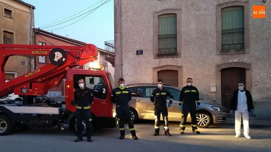 Foto 11 - Bomberos, Sanitarios y Guardia Civil devuelven los aplausos de apoyo de los vecinos de Lumbrales