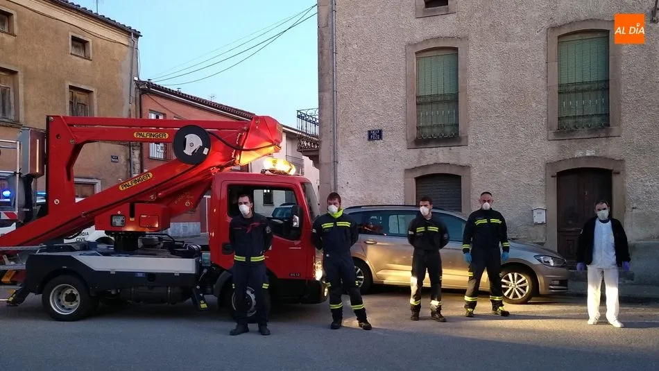 Foto 10 - Bomberos, Sanitarios y Guardia Civil devuelven los aplausos de apoyo de los vecinos de Lumbrales