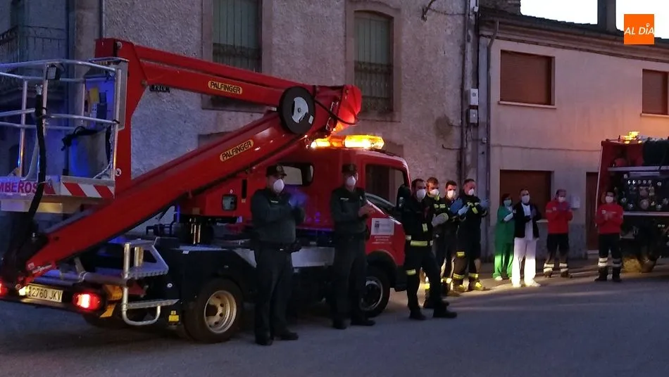 Foto 9 - Bomberos, Sanitarios y Guardia Civil devuelven los aplausos de apoyo de los vecinos de Lumbrales