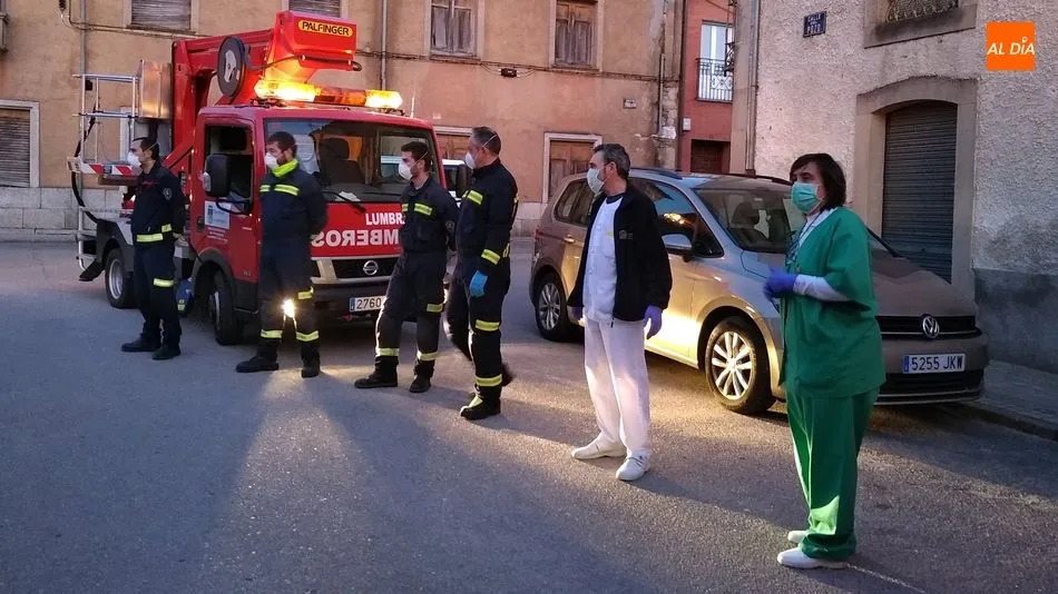Foto 8 - Bomberos, Sanitarios y Guardia Civil devuelven los aplausos de apoyo de los vecinos de Lumbrales