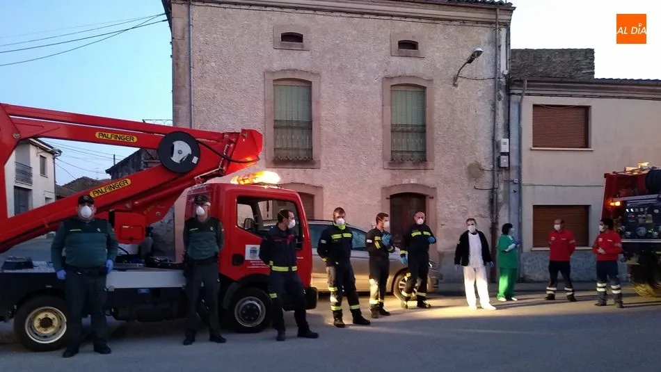 Foto 7 - Bomberos, Sanitarios y Guardia Civil devuelven los aplausos de apoyo de los vecinos de Lumbrales