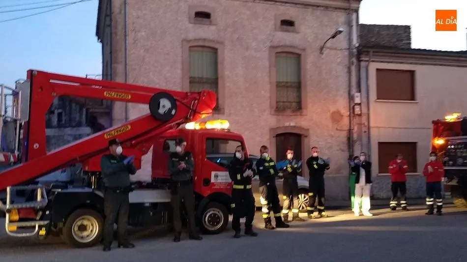Foto 6 - Bomberos, Sanitarios y Guardia Civil devuelven los aplausos de apoyo de los vecinos de Lumbrales