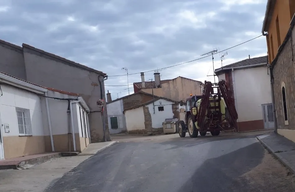 Trabajos de desinfección en El Pedroso de la Armuña. / Ángel Gómez