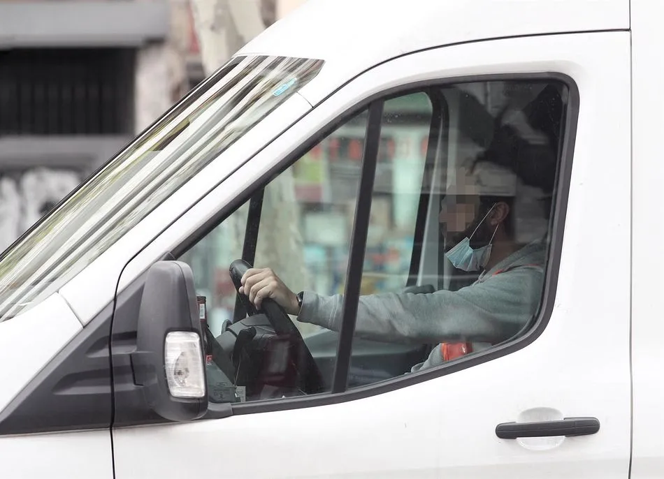 Un transportista con una mascarilla