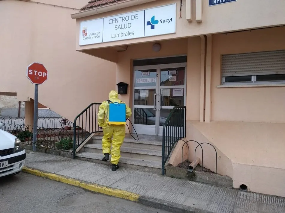 Foto 3 - Los bomberos de la Diputaci&oacute;n inician el tercer ciclo de desinfecciones tras llegar a todos los...
