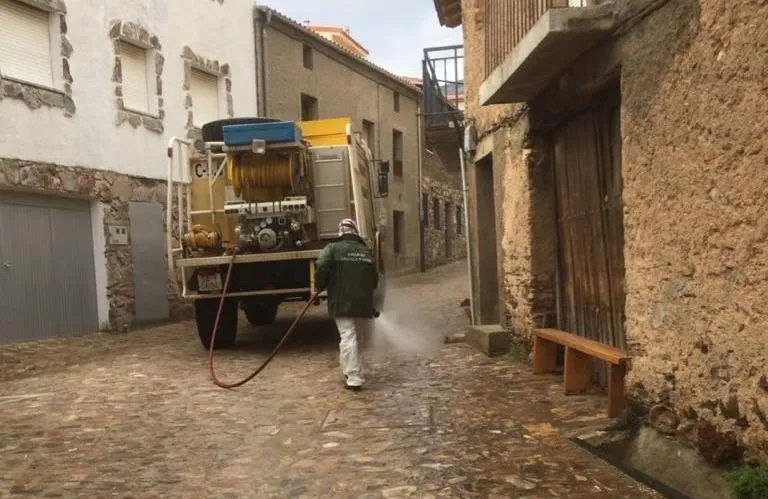 Efectivos de la lucha contra incendios de la Junta se suman a las labores de desinfección  