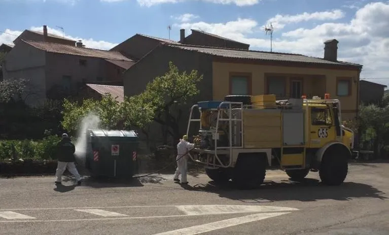 Foto 3 - Efectivos de la lucha contra incendios de la Junta se suman a las labores de desinfecci&oacute;n  