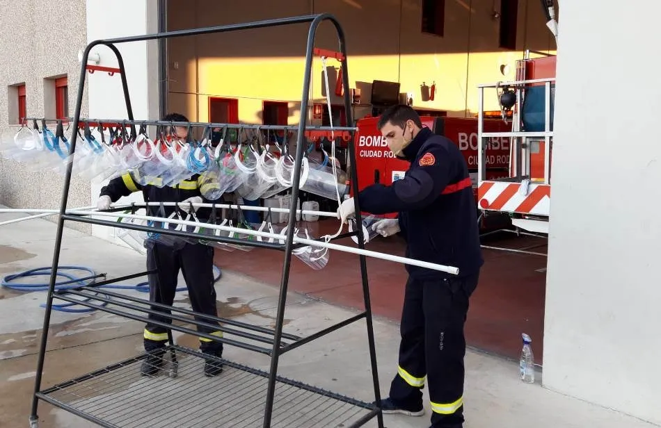 Los Bomberos desinfectan antes de su reparto las máscaras elaboradas con impresoras 3D  