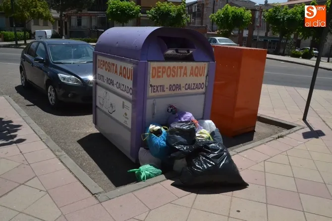 Los contenedores de ropa usada en Salamanca permanecerán precintados