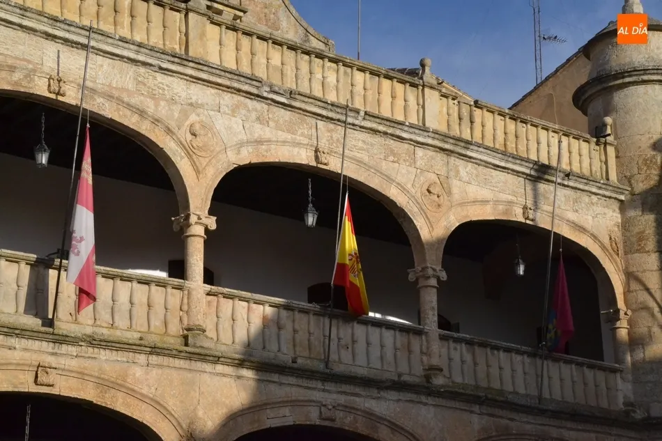 Foto 4 - Las banderas de la Casa Consistorial ondean a media asta por los fallecidos por el coronavirus  
