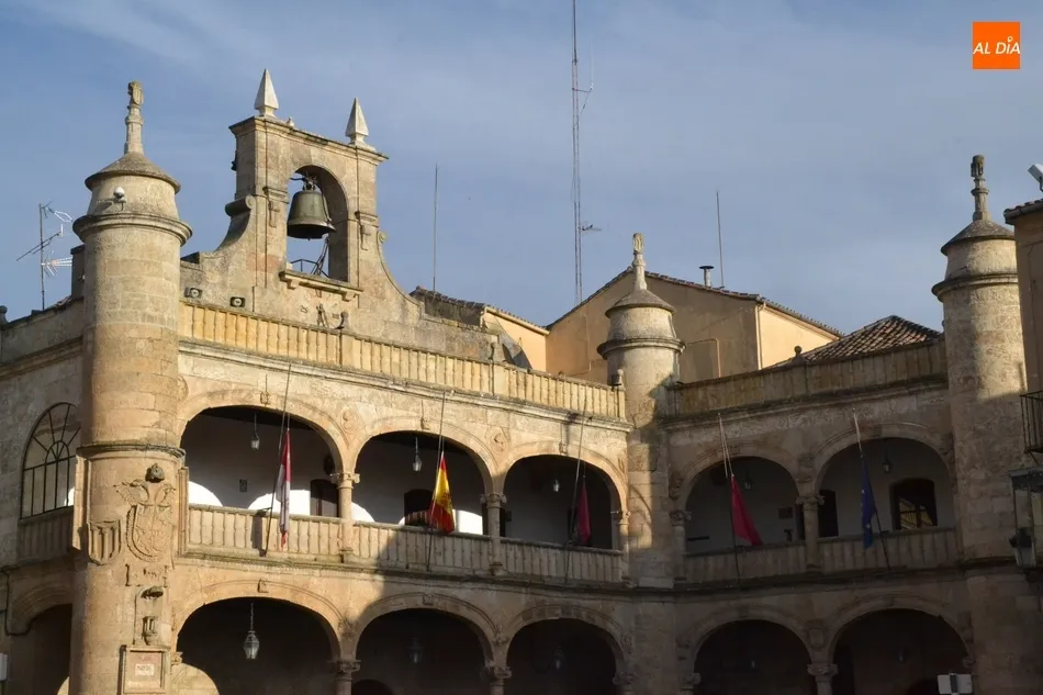 Foto 6 - Las banderas de la Casa Consistorial ondean a media asta por los fallecidos por el coronavirus  