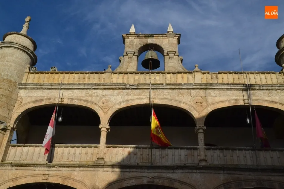 Las banderas de la Casa Consistorial ondean a media asta por los fallecidos por el coronavirus  